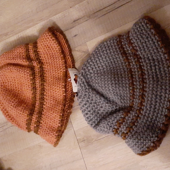 KNITTED WOMEN'S CAPS WITH EMBELLISHMENTS  NWT ADULT - Picture 5 of 7